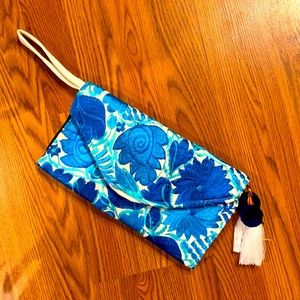 Mexican embroidered clutch 💙